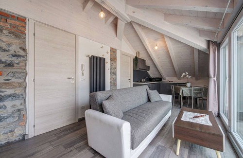 Lezzeno Apartment | Apartment 'White Suite - Jacuzzi' with Lake View, Shared Pool and Wi-Fi