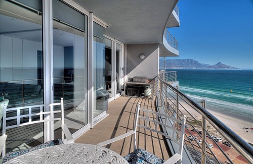 Bloubergstrand Apartment | Apartment with beach view and island view not affected by loadshedding! by HMH