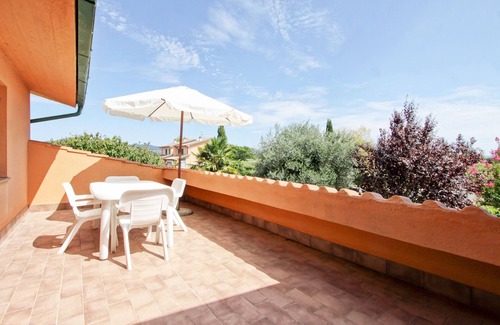 Il Poggio Apartment | Apartment with terrace and garden, few meters far from the lake