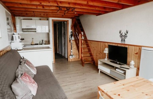 Les Angles House | Apartment with lake and mountain views 100 m from the slopes