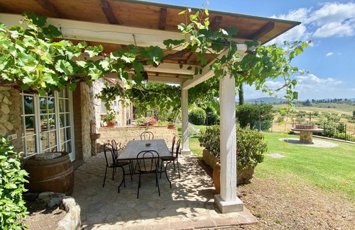 Pomarance Apartment | Apartment with large living room and panoramic garden terrace