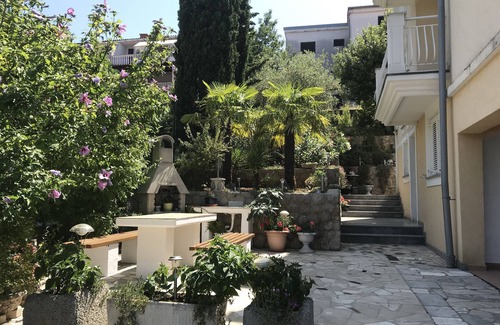 Njivice Apartment | Apartment with loggia and fantastic sea view and close to the beach