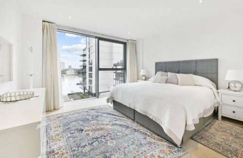 Sands End Apartment | Apartment with main bedroom facing the river Thame