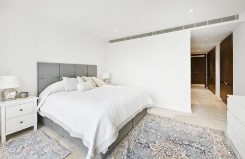 Sands End Apartment | Apartment with main bedroom facing the river Thame