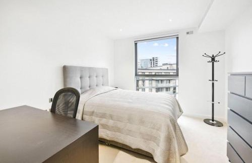 Sands End Apartment | Apartment with main bedroom facing the river Thame