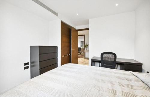 Sands End Apartment | Apartment with main bedroom facing the river Thame