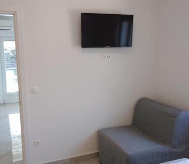 Pirovac Apartment | Apartment with Terrace and Garden