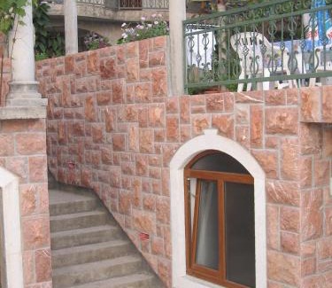 Sveti Stefan Bed & Breakfast | Apartments and Rooms Levantin Inn