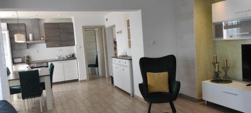 Crno Apartment | Apartments Aurora