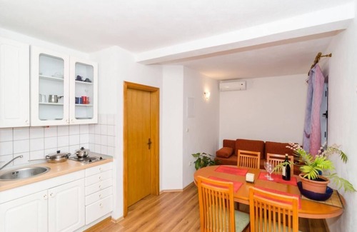 Putnikovic Apartment | Apartments Ereš Zuronja-One-Bedroom Apartment with Sea View 3