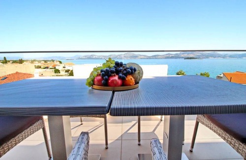 Drace Apartment | Apartments Kula - Three Bedroom Apartment with Terrace and Sea View C5