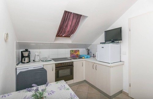 Zavalatica Apartment | Apartments Malo Misto (97731-A2) - Zavalatica