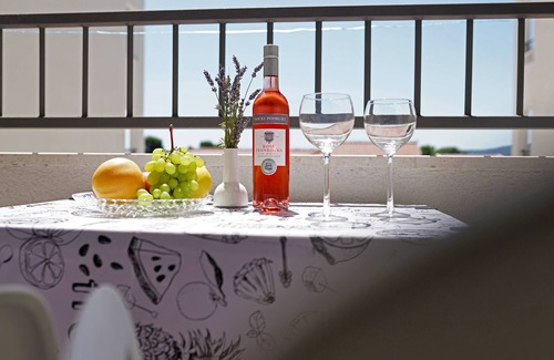 Kastel Stafilic Apartment | Apartments Monica 100 meters to beach near Split Trogir