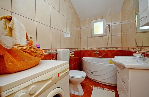 Istok Apartment | Apartments Pero (36191-A1) - Makarska