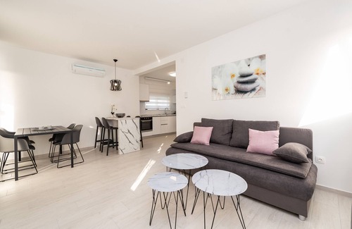 Zrce House | Apartments & Rooms Pool Villas Maris B