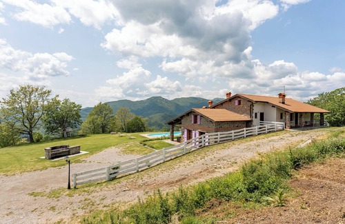 San Marcello Pistoiese House | Apartments "Serrino Family" with Mountain View, Shared Pool and Wi-Fi