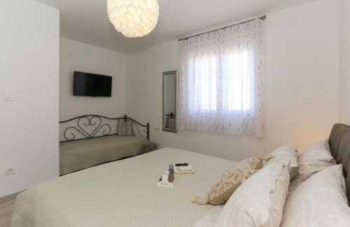 Kastel Gomilica Apartment | Apartments with parking space Kastel Gomilica, Kastela - 20245