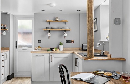 Wedmore Cottage | Apothecary Cottage - a cottage that sleeps 2 guests in 1 bedroom