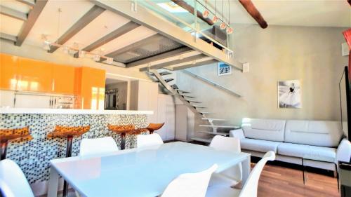 Antibes Old Town Apartment | Appart'hôtel Luxe Vieil Antibes 75 m2 avec Parking plages à pieds