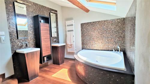 Antibes Old Town Apartment | Appart'hôtel Luxe Vieil Antibes 75 m2 avec Parking plages à pieds
