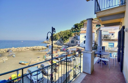 Marina di Puolo House | Appartamento Naia A: A graceful apartment located right on the beach, with Free WI-FI.