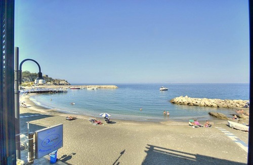 Marina di Puolo House | Appartamento Naia C: A graceful apartment located right on the beach, with Free WI-FI.