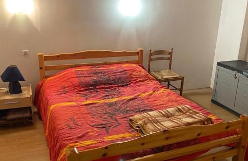 Besse-et-Saint-Anastaise Apartment | Appartement calme avec parking à Super Besse - FR-1-814-92