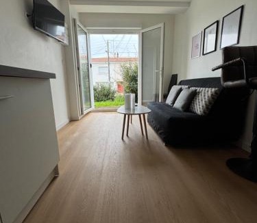 La Roche-sur-Yon Apartment | Appartement 1 chambre vu sur jardin
