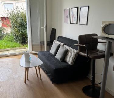 La Roche-sur-Yon Apartment | Appartement 1 chambre vu sur jardin
