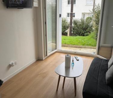 La Roche-sur-Yon Apartment | Appartement 1 chambre vu sur jardin