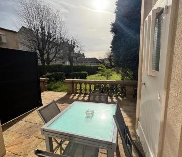 Limoges Apartment | Appartement 2 Climatisé confortable et charmant ,terrasse et vue sur le jardin au rdc