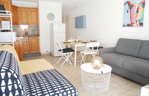 Carnac Apartment | Appartement 2P à Carnac, à 50m de la Plage, Terrasse S/O, 4 Pers., Parking, Confort Moderne - FR-1-477-152