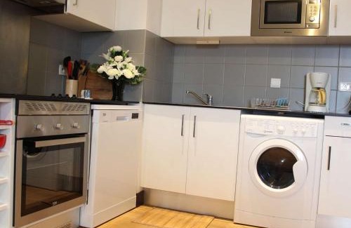Rochefort Apartment | Appartement 3 pièces avec cuisine équipée, TV, et parquet massif à Rochefort - FR-1-246B-462