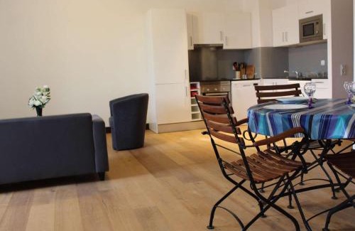 Rochefort Apartment | Appartement 3 pièces avec cuisine équipée, TV, et parquet massif à Rochefort - FR-1-246B-462