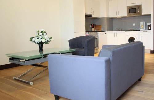 Rochefort Apartment | Appartement 3 pièces avec cuisine équipée, TV, et parquet massif à Rochefort - FR-1-246B-462