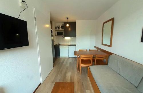 Plagne Soleil Apartment | Appartement cosy au cœur de Plagne Soleil, accès direct pistes, 5 pers, balcon, casier à ski - FR-1-351-132