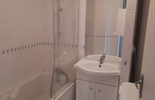 Severac-d'Aveyron Apartment | Appartement Calme en Dernier Étage Avec Ascenseur