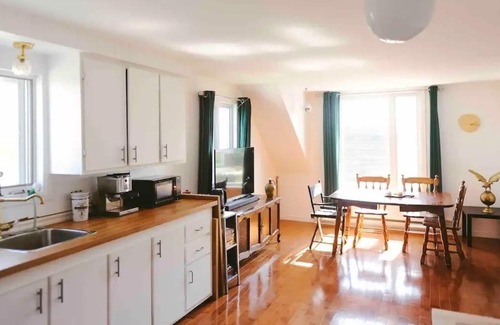 Isle aux Coudres Apartment | Appartement Insulaire Avec vue sur le Fleuve !