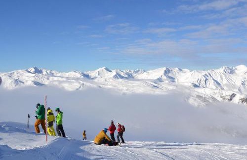 Meribel-Mottaret Apartment | Appartement Chaleureux sur Pistes - Balcon, 4 Pers, Bien Équipé, Proche Commodités - FR-1-182-52
