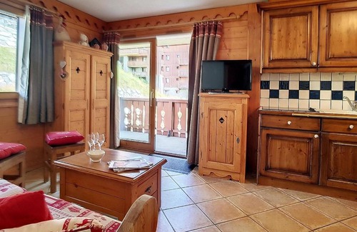 Reberty Apartment | Appartement confortable proche des pistes avec balcon, piscine, parking - FR-1-344-823