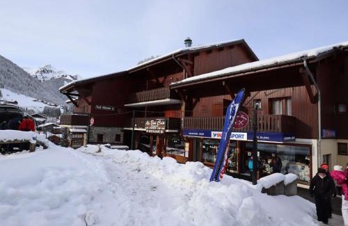 Areches Apartment | Appartement cosy à Arêches, 50m des pistes, terrasse ouest et piscine l'été - FR-1-342-249