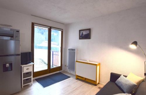 Bernex Apartment | Appartement cosy à Bernex, proche des pistes et sentiers, avec terrasse ensoleillée et wifi. - FR-1-498-22
