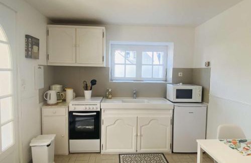 Tregastel Apartment | Appartement cosy, jardin privé, 100m de la plage, Côte de Granit Rose - FR-1-542-10