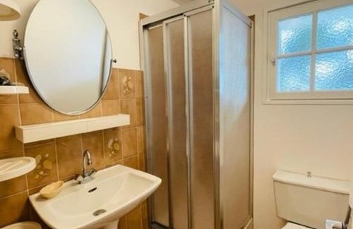 Tregastel Apartment | Appartement cosy, jardin privé, 100m de la plage, Côte de Granit Rose - FR-1-542-10