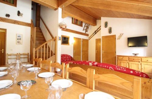 Lanslevillard Apartment | Appartement Duplex 10-12 Pers. avec Balcon, à 20m des Pistes - Val Cenis - FR-1-508-69