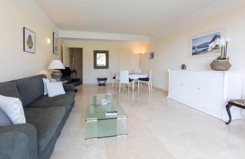 California - Pezou Apartment | Appartement entièrement équipé de 105 m2 avec vue mer et collines