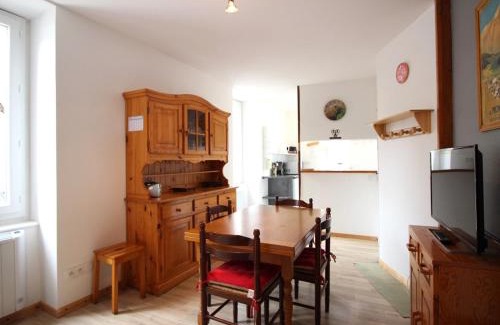 Mont-Dore Apartment | Appartement F2 au 1er étage avec wifi, proche centre et thermes, classé 2 étoiles, 4 couchages max - FR-1-415-46