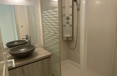 Saint-Andre Apartment | Appartement F2 centre-ville Saint-André