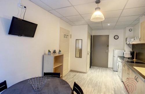 Lamalou-les-Bains Apartment | Appartement F2 tout équipé avec balcons, ascenseur et Wi-Fi, proche des thermes de Lamalou - FR-1-451-141