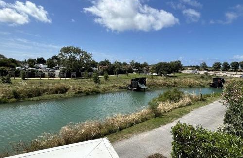 Noirmoutier-en-l'Ile Apartment | Appartement cosy en centre-ville avec balcon, parking et à 10 min des plages - 4 couchages - FR-1-224B-196